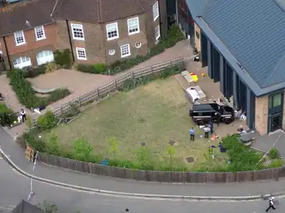 Das Gel&auml;nde der Londoner Grundschule, nachdem ein Auto in das&nbsp;Geb&auml;ude gekracht ist.
