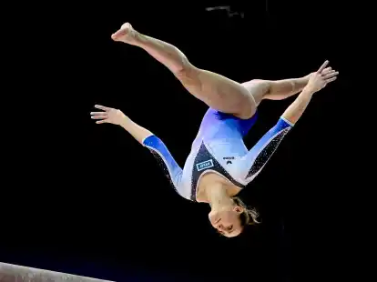 Sarah Voss aus Deutschland turnt am Schwebebalken.