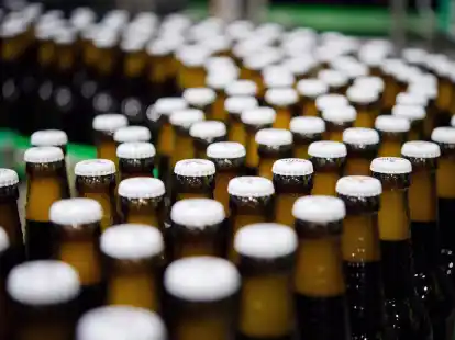 Bierflaschen laufen durch die Produktion der Veltins-Brauerei in Meschede-Grevenstein &uuml;ber die F&ouml;rderb&auml;nder einer Bef&uuml;llungsanlage.