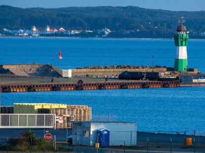 Blick auf die Mole des Hafen Mukran auf R&uuml;gen: Er soll ein LNG-Standort werden.