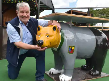 Platzmeister Dieter &bdquo;Buddy&ldquo; Kramer mit &bdquo;seinem&ldquo; Buddy-B&auml;ren.