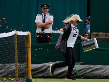 Eine Frau wirft auf Court Nummer 18 Konfetti auf den Platz.