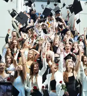 Die reine Freude! Die Abiturientinnen und Abiturienten der Liebfrauenschule 2023