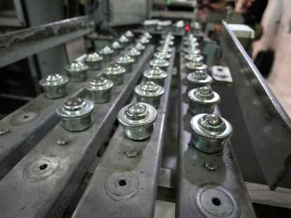 Sprengkapseln liegen in Reihen zum Recycling bereit, w&auml;hrend Arbeiter die Chemiewaffenbest&auml;nde der Vereinigten Staaten im U.S. Army Pueblo Chemical Depot zerst&ouml;ren.