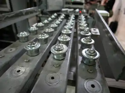 Sprengkapseln liegen in Reihen zum Recycling bereit, w&auml;hrend Arbeiter die Chemiewaffenbest&auml;nde der Vereinigten Staaten im U.S. Army Pueblo Chemical Depot zerst&ouml;ren.