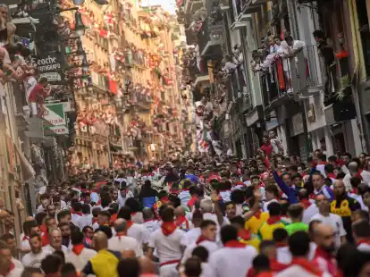 Volle Stra&szlig;en: Auch bei der zweiten Stierhatz w&auml;hrend des diesj&auml;hrigen &laquo;Sanfermines&raquo;-Festes sind am Samstagmorgen in Pamplona im Norden Spaniens mehrere Menschen verletzt worden.