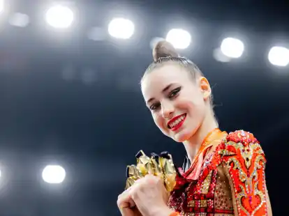 Die 16-j&auml;hrige Darja Varfolomeev pr&auml;sentiert ihre f&uuml;nf Goldmedaillen.