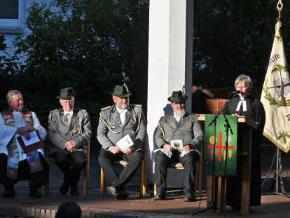 &Ouml;kumenischer Gottesdienst: Superintendentin Eva Hadem schildert das Sch&uuml;tzenfestfeeling wie es nur echte Esenser f&uuml;hlen k&ouml;nnen. Sie verbindet Himmel und Erde.