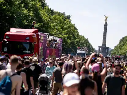 Massen an Menschen auf der Stra&szlig;e des 17. Juni vor der Siegess&auml;ule.