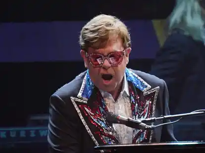 Pop-Star Elton John tritt bei seinem Konzert der Abschiedstournee &laquo;Farewell Yellow Brick Road&raquo; in der Tele2 Arena auf.