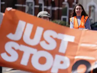 Just Stop Oil-Demonstranten nehmen an einem langsamen Protestmarsch teil.