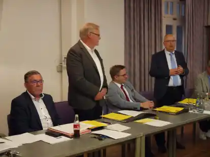 Diese Ansicht geh&ouml;rt zur Vergangenheit der Jeverschen Ratssitzungsepoche: Mike M&uuml;ller (rechts), der allgemeine Vertreter des B&uuml;rgermeisters Jan Edo Albers (zweiter von rechts) und Stadtk&auml;mmerer Dietmar R&uuml;stmann (links) begleiteten zum letzten Mal die Ratsitzung, ehe sie Ende August in den Ruhestand gehen.  Ratsvorsitzender Dieter Janssen (stehend) dankte ihnen  f&uuml;r ihre langj&auml;hrige Mitarbeit zum Wohle der Stadt Jever.