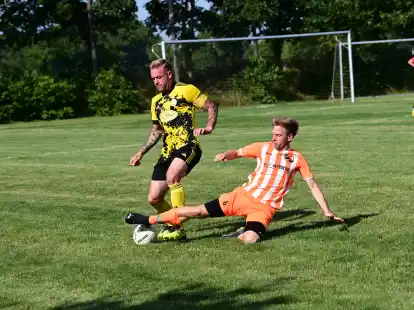 Der TuS Leerhafe-Hovel (in Orange) machte dem Bezirksligisten aus Strudden das Leben schwer.