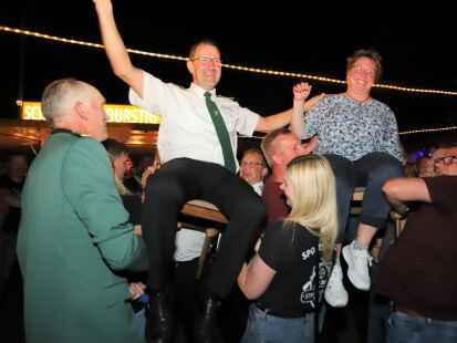 Hoch lebe der neue Str&uuml;cklinger K&ouml;nig Frank Schulte und K&ouml;nigin Tina.