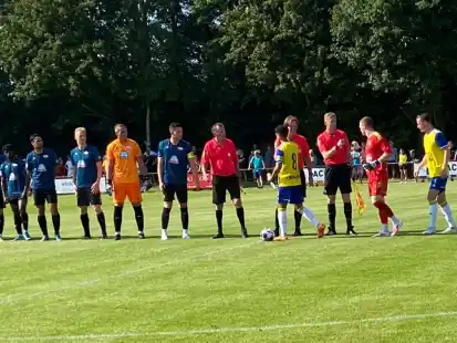 Trugen am Samstag vor 1000 Fans ein Testspiel im niederl&auml;ndischen Leeuwarden aus: die Fu&szlig;baller des SC Cambuur (in gelb) und des SSV Jeddeloh (in blau). Die Partie entschied der niederl&auml;ndische Zweitligist mit 3:0 f&uuml;r sich.
