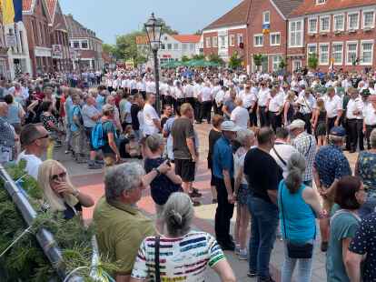 Ein gro&szlig;es Publikum verfolgte auf dem Esenser Marktplatz die Aufstellung f&uuml;r den Festumzug. 1723 Teilnehmer zogen im Anschluss zum Festplatz.