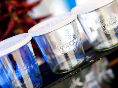 Wiederverwendbare Gl&auml;ser stehen an einem Stand auf dem Oldenburger Wochenmarkt. Der Hersteller der bekannten Weck-Gl&auml;ser hat Insolvenz angemeldet.