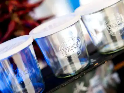 Wiederverwendbare Gl&auml;ser stehen an einem Stand auf dem Oldenburger Wochenmarkt. Der Hersteller der bekannten Weck-Gl&auml;ser hat Insolvenz angemeldet.