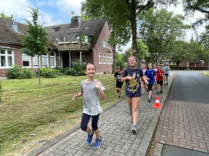 F&uuml;r den Spendenlauf an ihrer Schule legten sich die Kinder m&auml;chtig ins Zeug. Einige umrundeten die 500 Meter lange Strecke um ihre Schule sogar mehr als 30 mal.