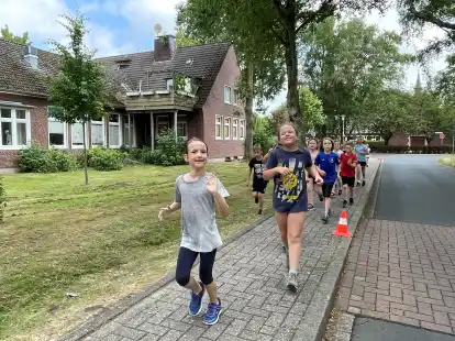 F&uuml;r den Spendenlauf an ihrer Schule legten sich die Kinder m&auml;chtig ins Zeug. Einige umrundeten die 500 Meter lange Strecke um ihre Schule sogar mehr als 30 mal.