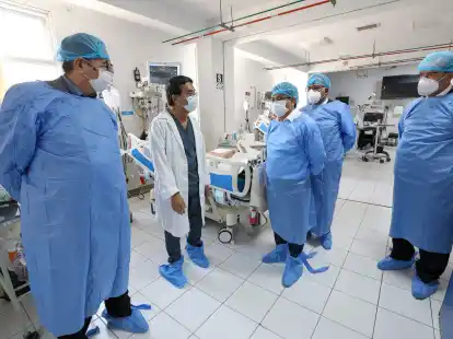 Perus Gesundheitsminister C&eacute;sar V&aacute;squez (M) besucht das Nationale Institut f&uuml;r Neurologische Wissenschaften in Lima, in dem derzeit zwei Patienten mit Guillain-Barr&eacute;-Syndrom behandelt werden.