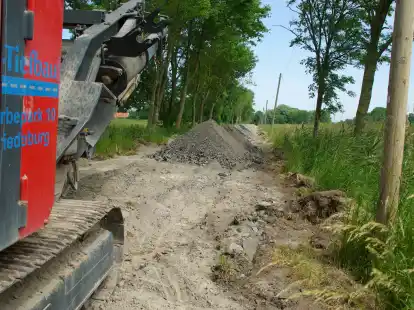 Die Krummh&ouml;rner Stra&szlig;e war abschnittsweise gesperrt: Das alte Betonpflaster wurde geschreddert.