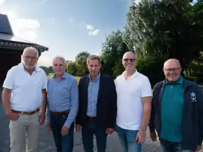 Sie setzen auch 2023 auf viel Sonne (von links): Wilhelm Funk (Vorstandsmitglied der Aper B&uuml;rgerenergiegenossenschaft) G&uuml;nter Jan&szlig;en (Vorstandsmitglied),  Frerich Wilken (Aufsichtsratsvorsitzender),  Bernd Rothenburg (Aufsichtsratsmitglied) und  Wilhelm Stickfort (Aufsichtsratsmitglied).