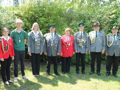 Das aktuelle K&ouml;nigshaus des Wardenburger Sch&uuml;tzenvereins (von links): Lena Scholz, Lars B&ouml;kamp, Marie-Fee Mehrens, Edmund Wilksen, Renate Gr&auml;bel, Winfried Knetemann, Hans-Gerd Meiners und Diedrich Wessels