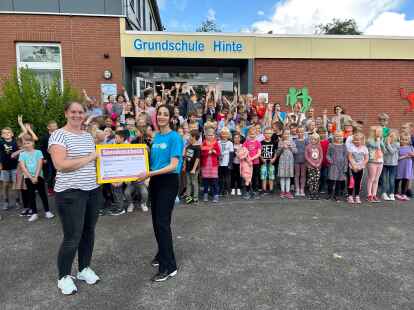 Organisatorin Sabine Wilken (links) &uuml;bergibt den Scheck an Leilan Sadoun von Unicef.