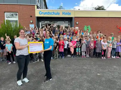 Organisatorin Sabine Wilken (links) &uuml;bergibt den Scheck an Leilan Sadoun von Unicef.