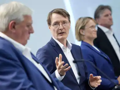 Karl Lauterbach (2.v.l.) zusammen mit NRW-Gesundheitsminiser Karl-Josef Laumann (l.), Melanie Schlotzhauer, Hamburgs Gesundheitssenatorin (2.v.r.), sowie dem baden-w&uuml;rttembergischen Gesundheitsminister Manfred Lucha.