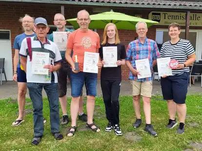 Die Sieger der 1. Nordsee-Fahrrad-Challenge freuten sich &uuml;ber ihre Urkunden (von links): Marco Bunjes, Fritz Bunjes, Dieter Bunjes, Frieder Bunjes, Benjamin Bunjes, Thomas B&ouml;neker und Rike Woesthoff.