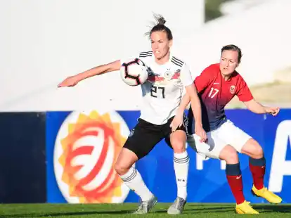 Spielt k&uuml;nftig f&uuml;r Leicester City: Lena Petermann (l).