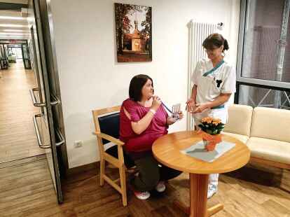 In einem Adipositas-Zentrum werden die Patienten  informiert, wie wichtig der Lebensstil zur Gewichtsreduktion ist.