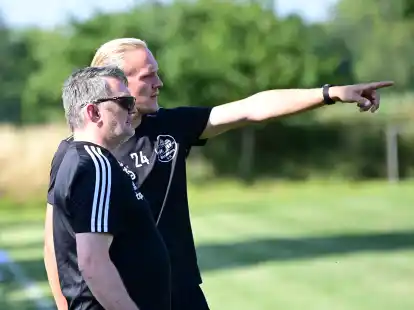 Das neue Trainergespann des TuS Strudden, Andreas Funk (vorne) und Thilo Jan&szlig;en, erg&auml;nzt sich an der Seitenlinie.