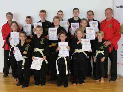 Stolz pr&auml;sentieren die Pr&uuml;flinge ihre Urkunden. Die G&uuml;rtel in neuen Farben gibt es obendrein.