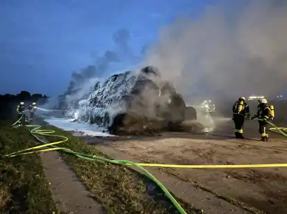 N&auml;chtliche L&ouml;scharbeiten: Einsatzkr&auml;fte aus dem ganzen Ammerland waren in Wiefelstede im Einsatz. 200 Heuballen waren auf dem Gel&auml;nde eines landwirtschaftlichen Betriebes in Brand geraten.