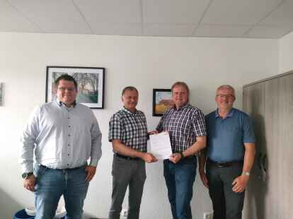 Vertrag zur Entwicklung einer Starkregen-Gefahrenkarte: Benjamin Krug und Michael Veh vom OOWV mit B&uuml;rgermeister Thomas Erdwiens und Wilfried M&uuml;ller von der Gemeinde S&uuml;dbrookmerland nach der Unterzeichnung im Rathaus Victorbur.