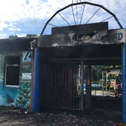 Nur noch eine Brandruine: Eingang des Van-Ameren-Bades.