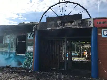 Nur noch eine Brandruine: Eingang des Van-Ameren-Bades.