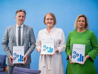Bundesinnenministerin Nancy Faeser (r), Familienministerin Lisa Paus und BKA-Pr&auml;sident Holger M&uuml;nch bei der Vorstellung des Lagebildes zum Thema H&auml;usliche Gewalt.