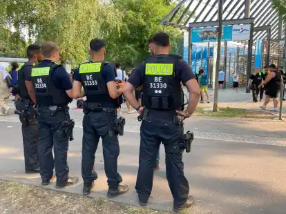 Polizisten stehen vor dem&nbsp;Eingang des Sommerbads in Neuk&ouml;lln.