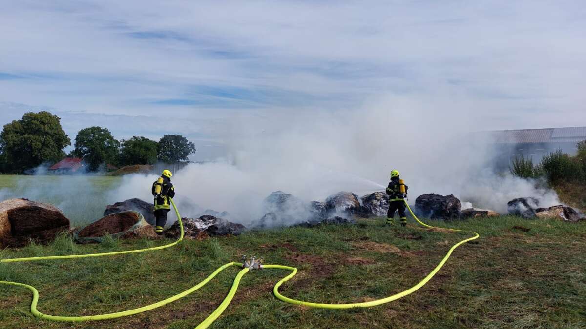 Feuer In Rosenberg: Rundballen Von Landwirtschaft In Brand