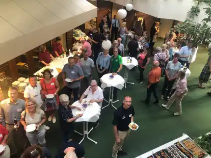 Essen und vernetzen: Der Landkreis hatte 175 Ehrenamtliche ins Kreishaus eingeladen.