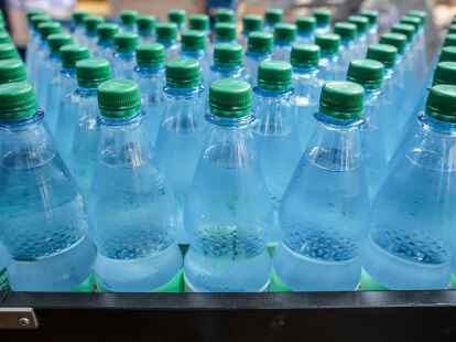 Trotz aufgedrucktem Mindesthaltbarkeitsdatum sind unge&ouml;ffnete Wasserflaschen fast unbegrenzt haltbar. Angebrochene Flaschen sollten dagegen k&uuml;hl lagern und schnell aufgebraucht werden.