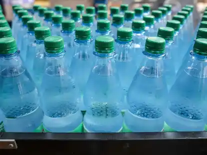 Trotz aufgedrucktem Mindesthaltbarkeitsdatum sind unge&ouml;ffnete Wasserflaschen fast unbegrenzt haltbar. Angebrochene Flaschen sollten dagegen k&uuml;hl lagern und schnell aufgebraucht werden.