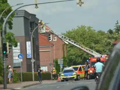 Mit der Drehleiter suchte sich die Feuerwehr einen Weg auf den Balkon. In dem Geb&auml;ude befanden sich noch Personen, die eventuell h&auml;tten evakuiert werden m&uuml;ssen.