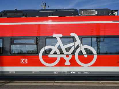 Erneut ist ein Regionalzug der Deutschen Bahn mit einigen Hundert Fahrg&auml;sten liegen geblieben (Archivbild).