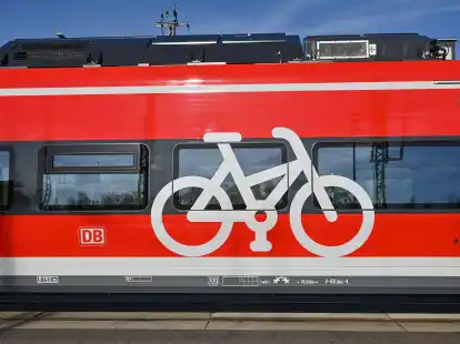 Erneut ist ein Regionalzug der Deutschen Bahn mit einigen Hundert Fahrg&auml;sten liegen geblieben (Archivbild).