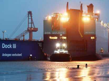 Der &uuml;ber 200 Meter lange Autotransporter &bdquo;Don Quijote&ldquo; riss sich am vergangenen Sonntag w&auml;hrend eines kurzen Sturms los, trieb auf die andere Seite, krachte gegen ein Dock der Lloyd Werft und gegen die Kaje.